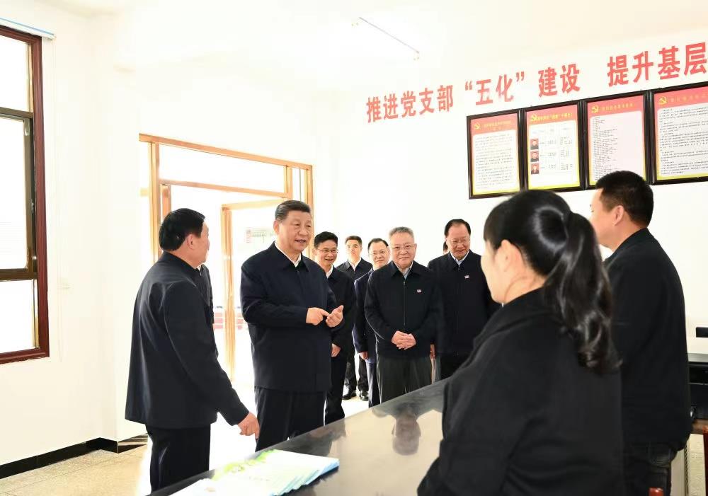 △2024年3月19日，習(xí)近平總書記在湖南常德市鼎城區(qū)謝家鋪鎮(zhèn)港中坪村黨群服務(wù)中心了解當(dāng)?shù)貫榛鶎訙p負(fù)、提升基層治理效能等情況。