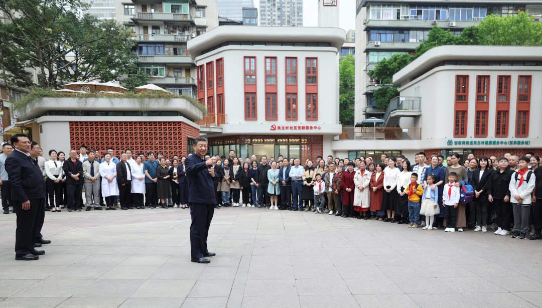 △2024年4月22日，習(xí)近平總書記來到重慶九龍坡區(qū)謝家灣街道民主村社區(qū)考察。