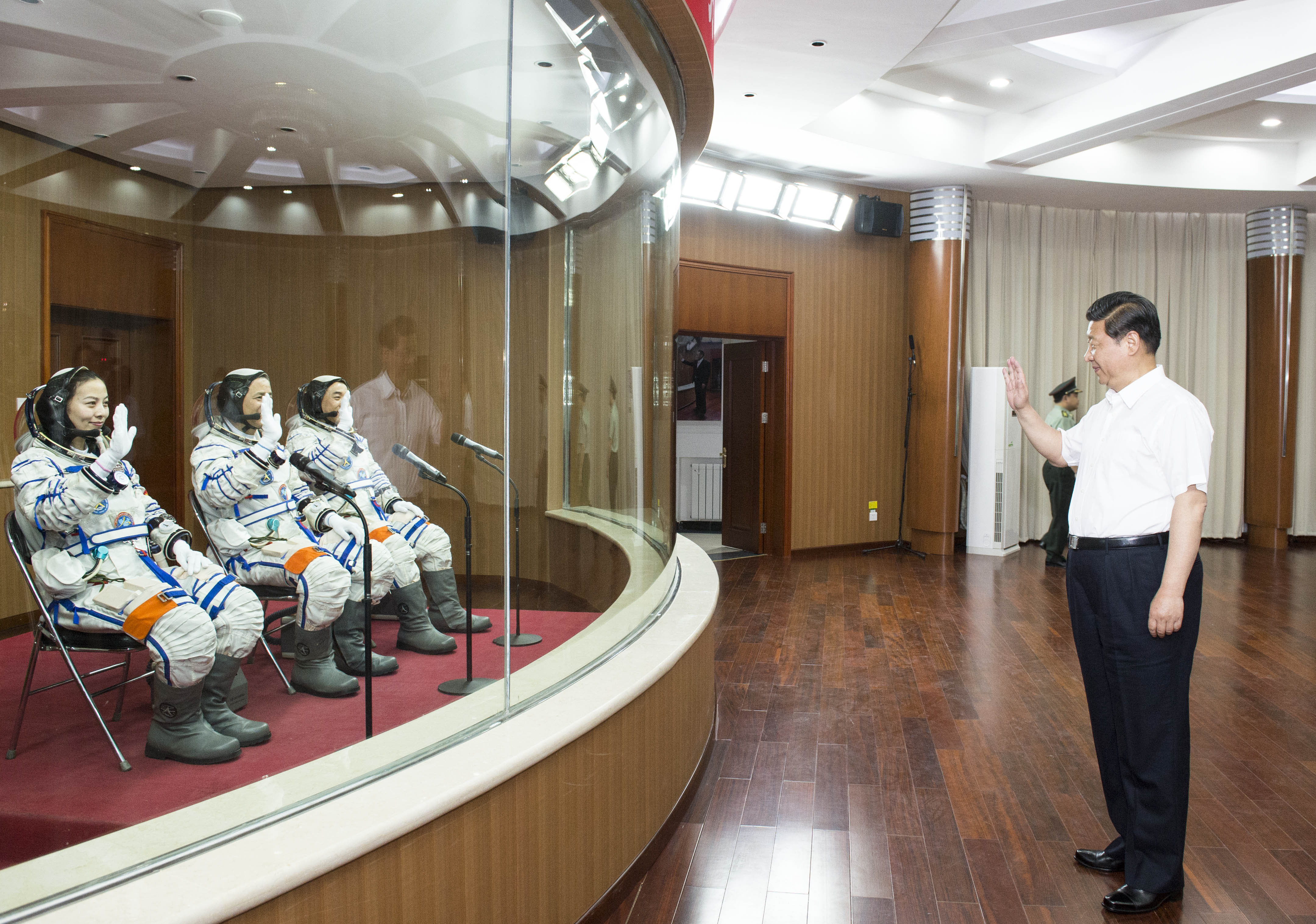 2013年6月11日，習(xí)近平總書記在酒泉衛(wèi)星發(fā)射中心觀看神舟十號載人飛船發(fā)射。這是習(xí)近平向即將出征的航天員聶海勝、張曉光、王亞平揮手致意。