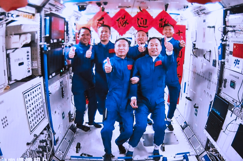 2023年5月30日，在北京航天飛行控制中心拍攝的神舟十五號航天員乘組與神舟十六號航天員乘組拍下“全家?！钡漠嬅妗? oldsrc=