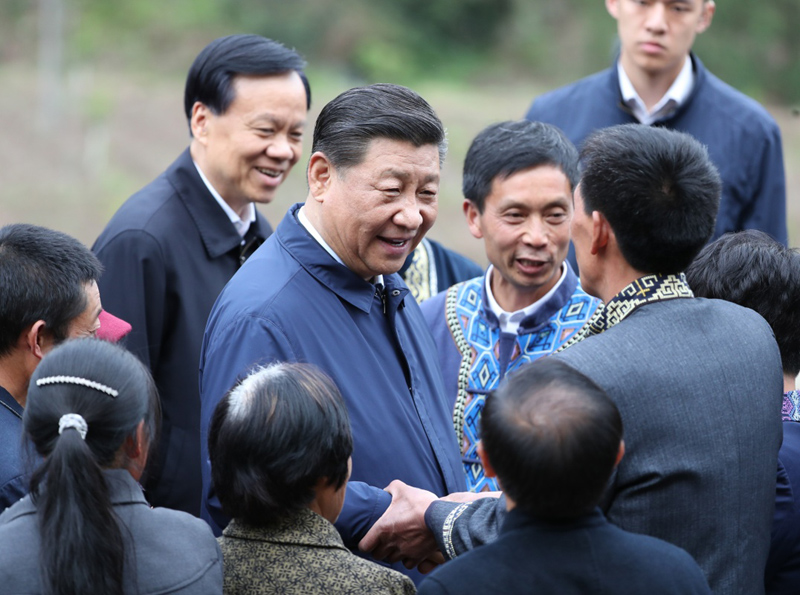 2019年4月15日至17日，中共中央總書記、國家主席、中央軍委主席習近平在重慶考察，并主持召開解決“兩不愁三保障”突出問題座談會。這是4月15日下午，習近平在石柱土家族自治縣中益鄉(xiāng)華溪村同村民親切交流。新華社記者 丁海濤 攝