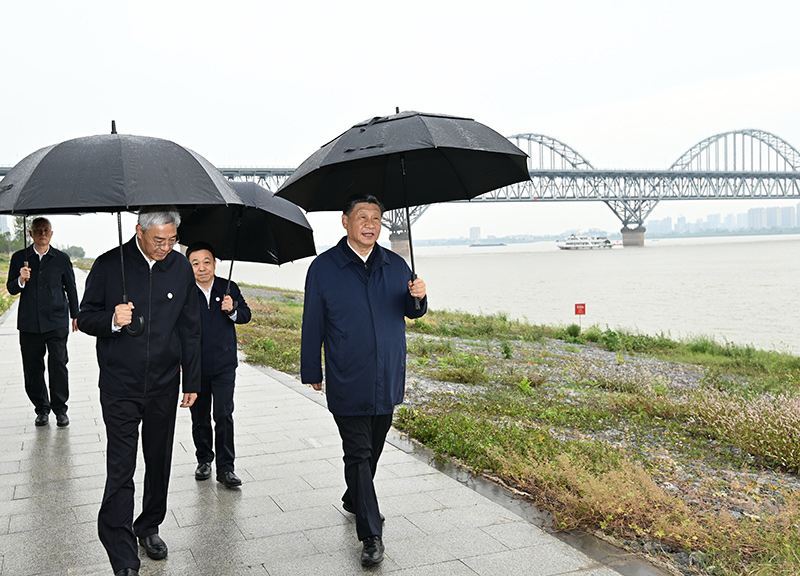 2023年10月10日至13日，中共中央總書記、國家主席、中央軍委主席習(xí)近平在江西考察。這是10日下午，習(xí)近平在長江國家文化公園九江城區(qū)段考察時，冒雨沿江堤步行察看沿岸風(fēng)貌。新華社記者 謝環(huán)馳 攝