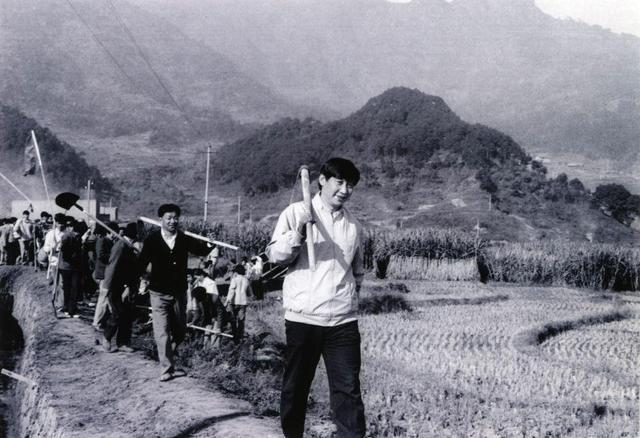1989年12月2日，時任中共寧德地委書記的習(xí)近平帶領(lǐng)地直機(jī)關(guān)千余名干部到寧德縣南漈水利工地參加清溝排障修整水渠勞動。新華社發(fā)