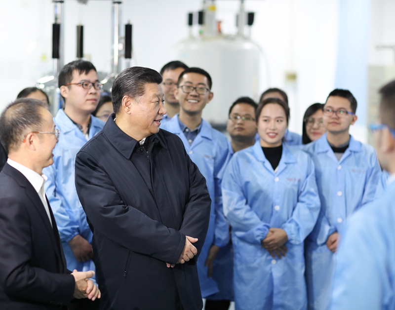 2019年1月17日，習(xí)近平在天津南開大學(xué)元素有機(jī)化學(xué)國(guó)家重點(diǎn)實(shí)驗(yàn)室同師生親切交流。