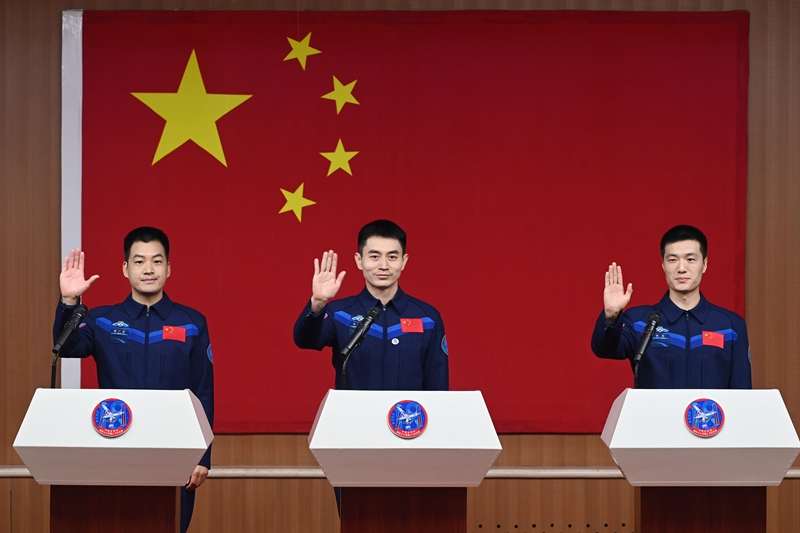 2024年月24日，神舟十八號(hào)載人飛行任務(wù)航天員葉光富（中）、李聰（右）、李廣蘇在酒泉衛(wèi)星發(fā)射中心問(wèn)天閣與媒體記者集體見(jiàn)面。