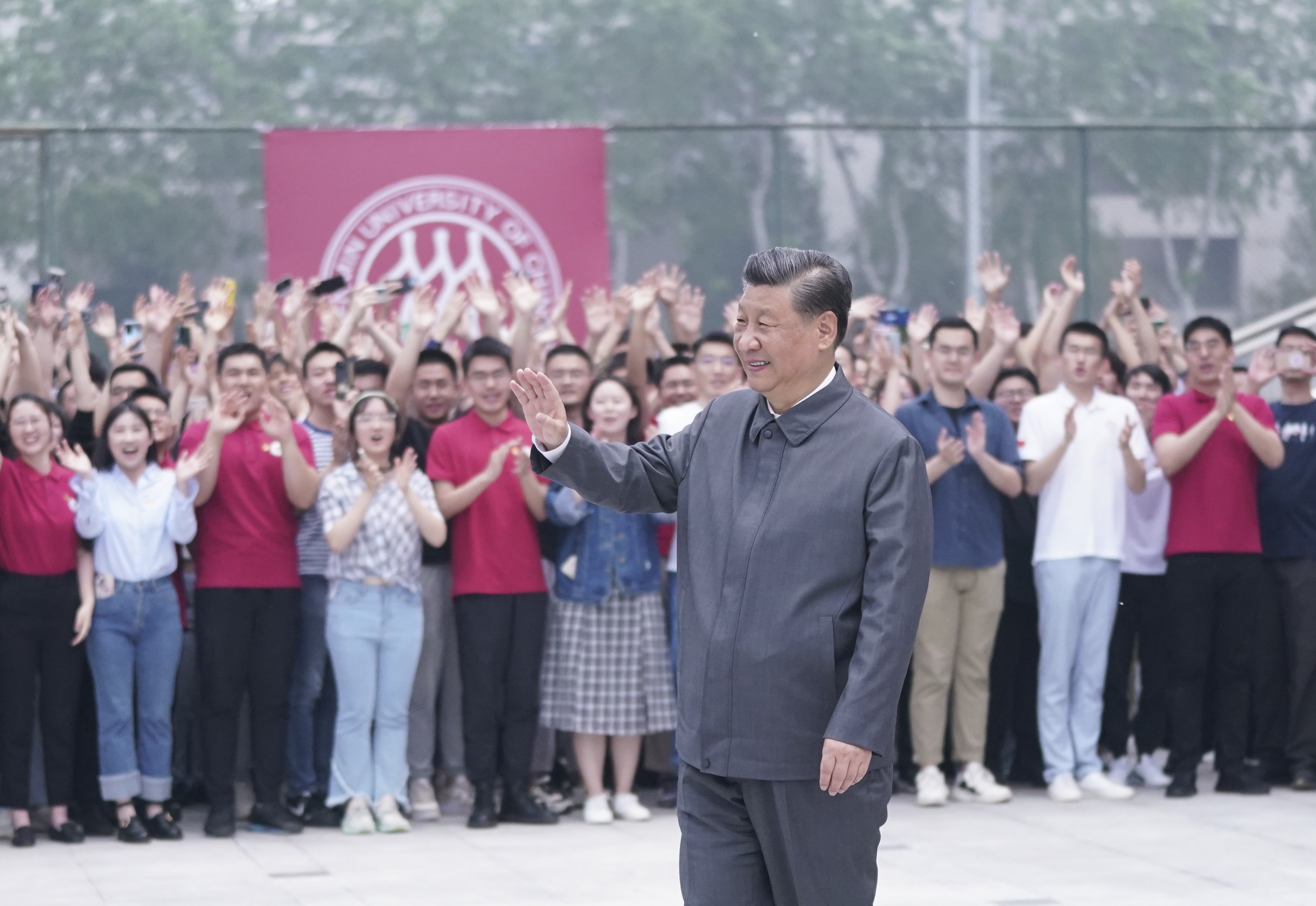 2022年4月25日，習(xí)近平總書記來到中國人民大學(xué)考察調(diào)研。這是習(xí)近平向師生們揮手致意。