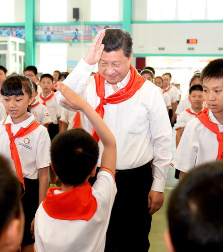 2014年5月30日，習(xí)近平總書記來到北京市海淀區(qū)民族小學(xué)，參加慶?！傲弧眹H兒童節(jié)活動(dòng)。