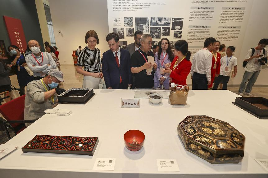 2023年5月28日，北京，推光漆器匠人為駐華使節(jié)展示技藝。