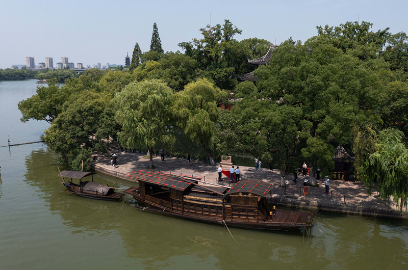 2022年7月27日，南湖紅船?？吭谡憬〖闻d市南湖旅游區(qū)的湖心島旁。