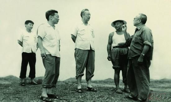 1978年8月，習(xí)仲勛（左三）在廣東惠陽(yáng)農(nóng)村調(diào)研。在清華大學(xué)讀書的習(xí)近平（左一）利用暑假時(shí)間參加社會(huì)實(shí)踐，隨同父親一起下鄉(xiāng)。