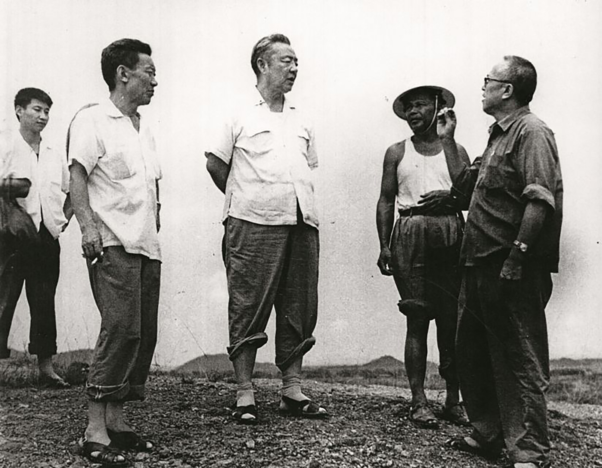 1978年8月5日，習(xí)仲勛（中）在廣東惠陽(yáng)地區(qū)調(diào)研。左二為廣東省委農(nóng)村工作部副部長(zhǎng)杜瑞芝，右一為惠陽(yáng)地委書(shū)記李富林。 左一為當(dāng)時(shí)正在清華大學(xué)暑期的習(xí)近平。