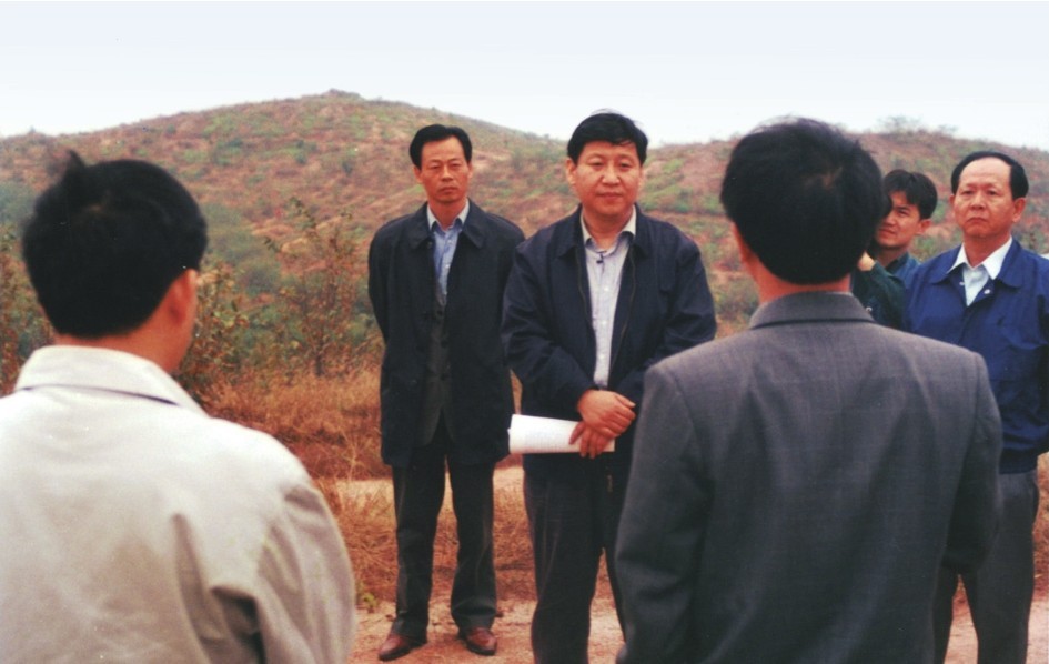 1999年11月，習(xí)近平在龍巖市長汀縣河田水土流失治理區(qū)調(diào)研。圖源：《習(xí)近平在福建（下）》