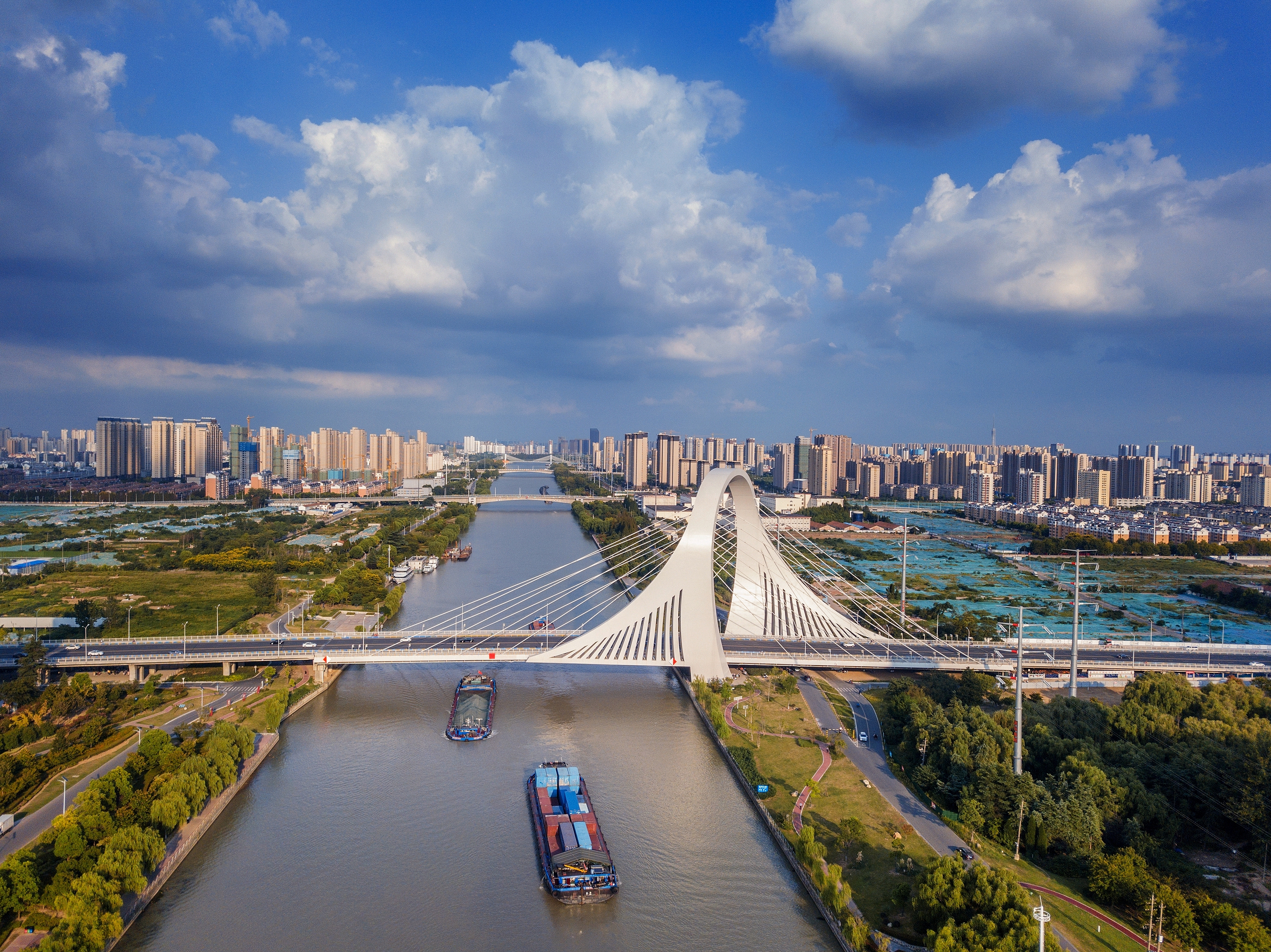 2022年9月12日，幾艘船舶行駛在江蘇淮安運(yùn)河大橋附近。