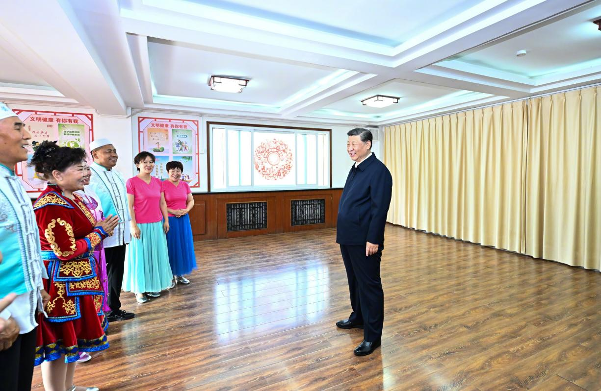 6月19日下午，習(xí)近平總書記在銀川市金鳳區(qū)長(zhǎng)城花園社區(qū)活動(dòng)室考察時(shí)，同社區(qū)居民親切交流。