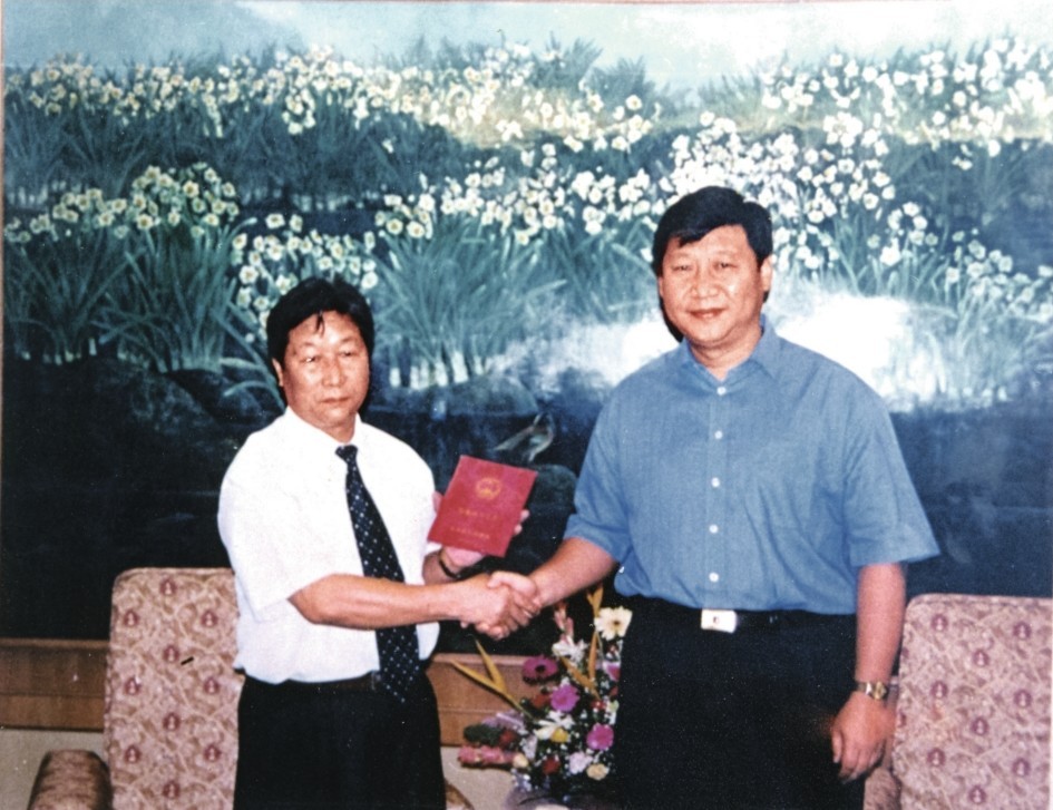 2000年7月，習(xí)近平為福建農(nóng)林大學(xué)教授林占熺頒發(fā)福建省政府“一等功”榮譽(yù)證書(shū)。圖源：《習(xí)近平在福建》（下）