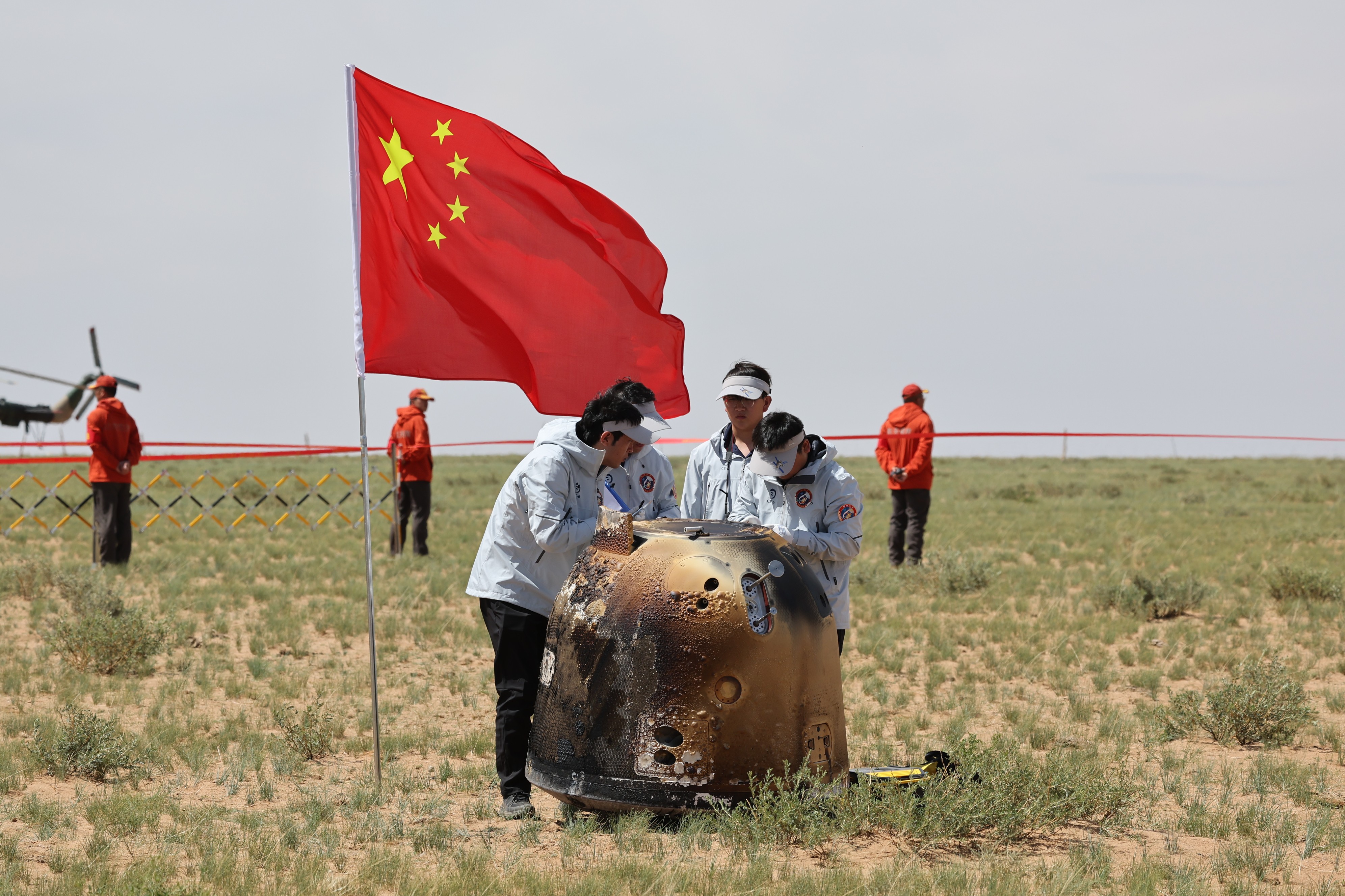6月25日拍攝的嫦娥六號(hào)返回器回收現(xiàn)場(chǎng)。