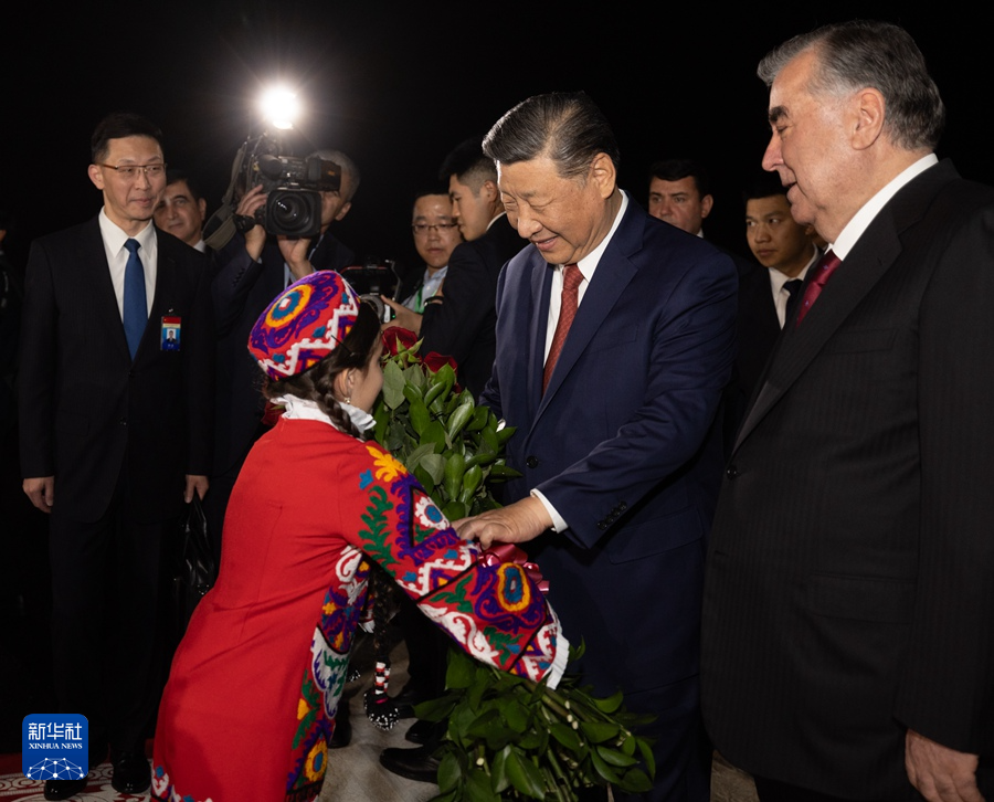 習(xí)近平抵達(dá)杜尚別開始對塔吉克斯坦進行國事訪問
