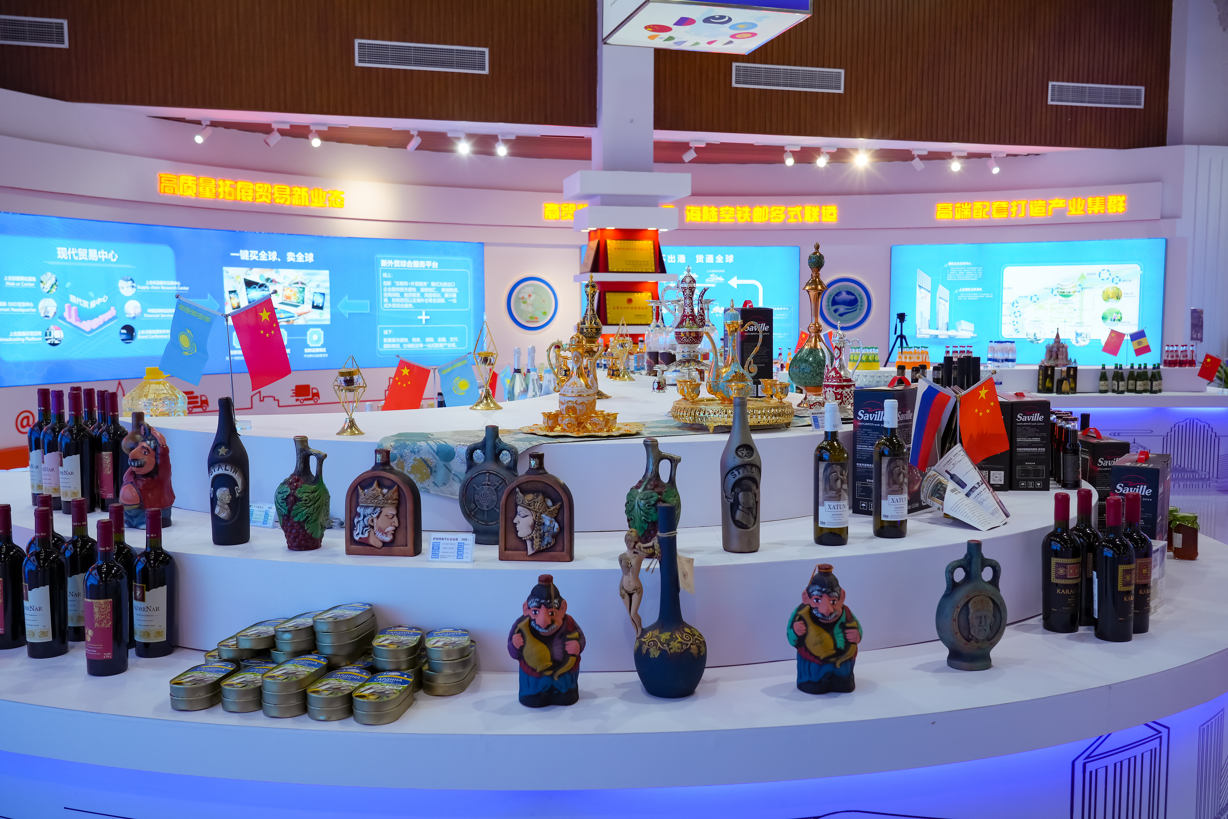 2022年10月19日，青島，上合示范區(qū)展出的上合國家特色商品。