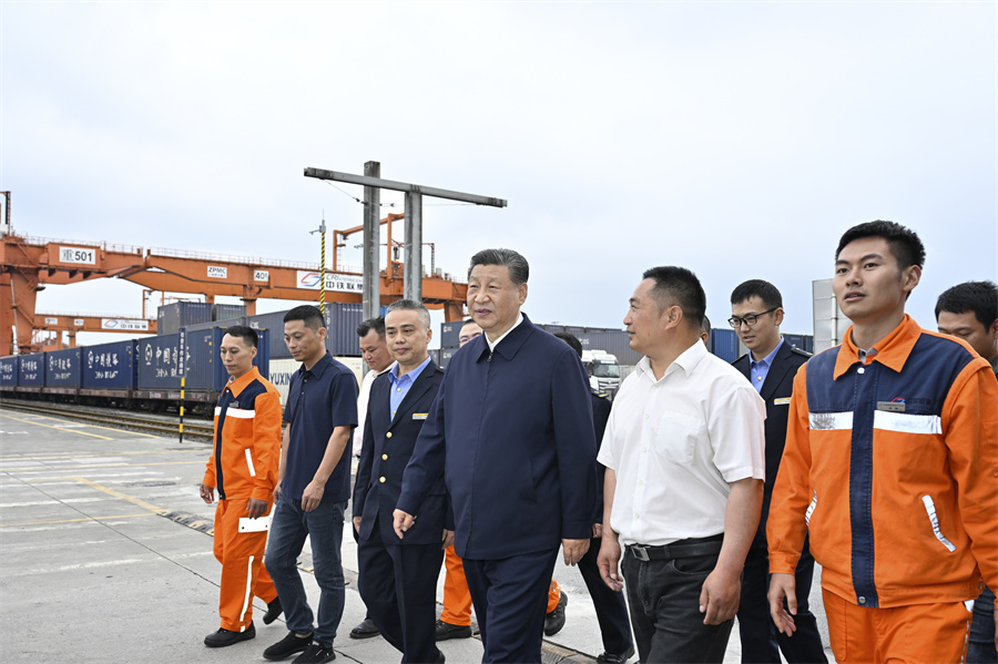 2024年4月22日至24日，中共中央總書記、國家主席、中央軍委主席習(xí)近平在重慶考察。這是22日下午，習(xí)近平在重慶國際物流樞紐園區(qū)重慶鐵路集裝箱中心站，同貨車司機(jī)、列車司機(jī)、裝卸工人、場站管理人員等親切交流。新華社記者 岳月偉 攝