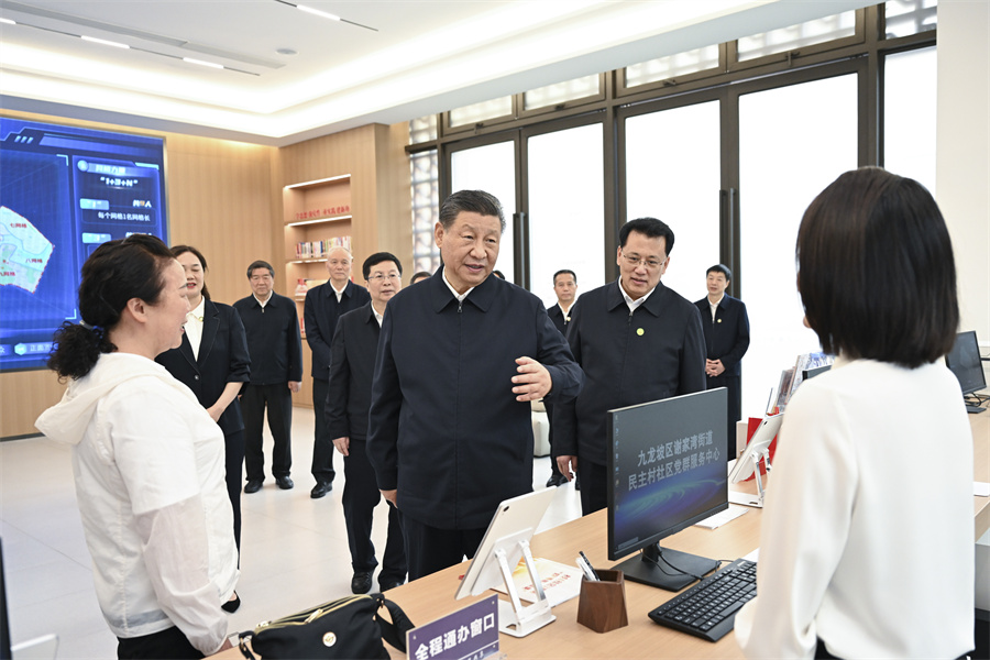 2024年4月22日至24日，中共中央總書記、國家主席、中央軍委主席習(xí)近平在重慶考察。這是22日下午，習(xí)近平在九龍坡區(qū)謝家灣街道民主村社區(qū)考察。新華社記者 謝環(huán)馳 攝