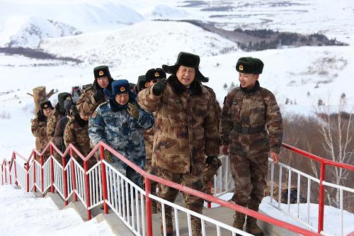  2014年1月26日上午，習(xí)近平來(lái)到內(nèi)蒙古邊防某團(tuán)三角山哨所，看望正在執(zhí)勤的戰(zhàn)士。新華社記者 李剛 攝