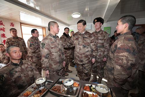 2014年1月26日中午，習(xí)近平來(lái)到連隊(duì)食堂，同戰(zhàn)士們一起用餐。新華社記者 李剛 攝