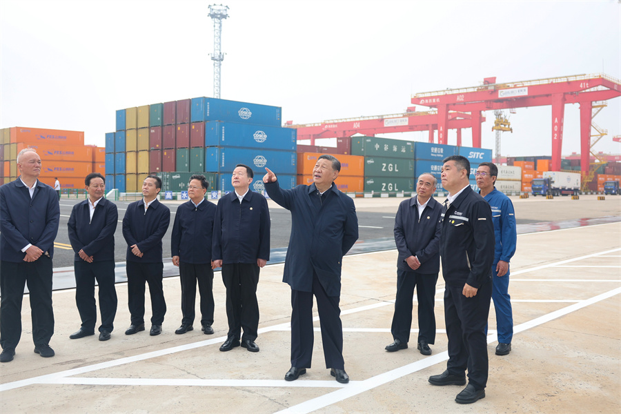 2024年5月22日至24日，中共中央總書記、國家主席、中央軍委主席習(xí)近平在山東考察。這是22日下午，習(xí)近平在日照港察看全自動(dòng)化集裝箱碼頭作業(yè)場(chǎng)景。新華社記者 鞠鵬 攝