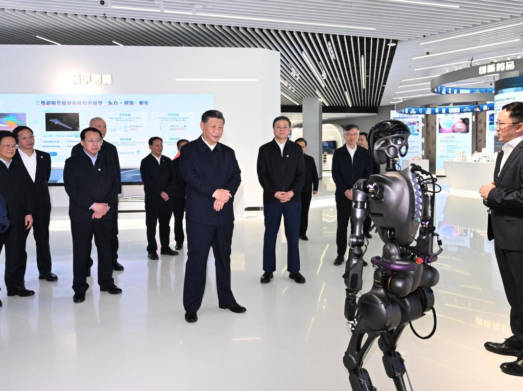 2023年11月28日下午，習(xí)近平在浦東新區(qū)張江科學(xué)城參觀上?？萍紕?chuàng)新成果展。新華社記者 謝環(huán)馳 攝