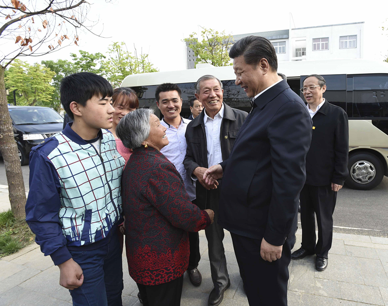 2016年4月25日，習(xí)近平在安徽省滁州市鳳陽(yáng)縣小崗村看望當(dāng)年大包干帶頭人嚴(yán)金昌（右三）一家。