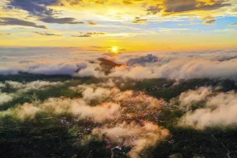 圖為云霧繚繞的軍營村，群山盡翠，紅瓦掩映。廈門市委宣傳部供圖