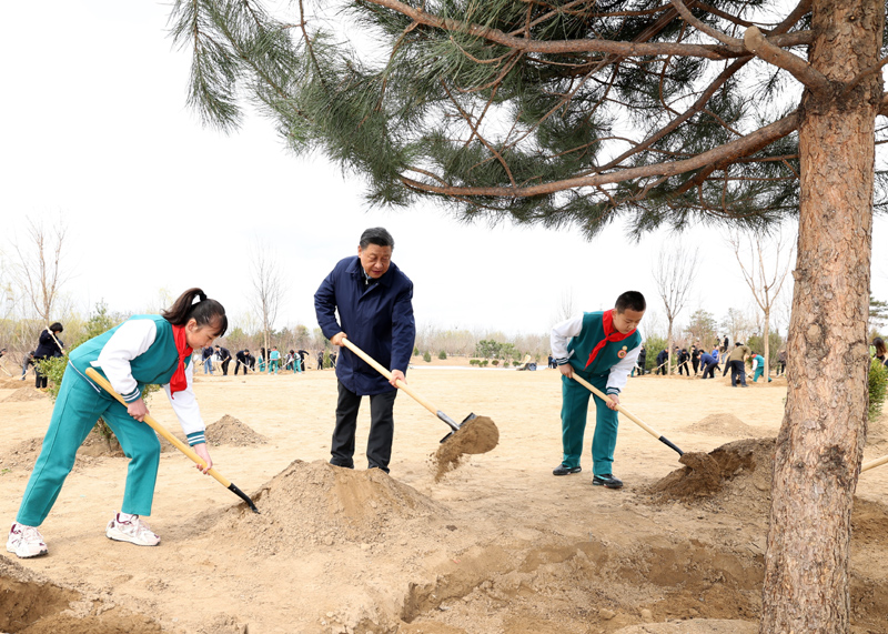 2022年3月，習近平總書記來到北京市大興區(qū)黃村鎮(zhèn)參加首都義務植樹活動，同大家一起植樹。新華社記者 黃敬文 攝