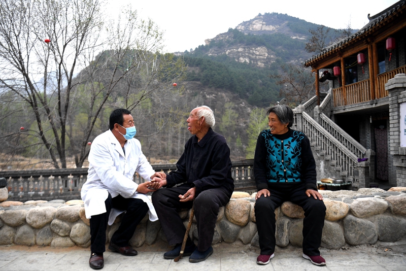 2020年4月15日，在河北阜平縣龍泉關(guān)鎮(zhèn)駱駝灣村，村醫(yī)霍建國(guó)為村民把脈。