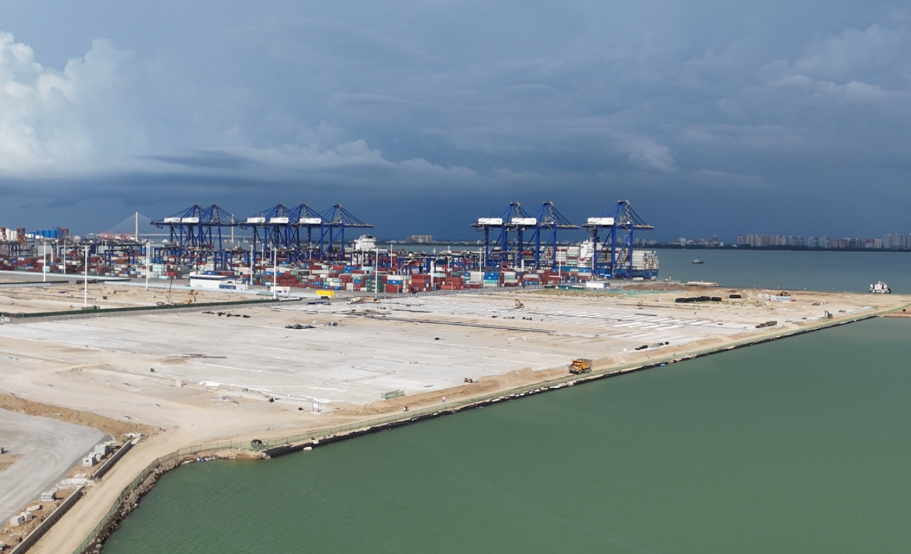 海南洋浦區(qū)域國際集裝箱樞紐港擴建工程項目現(xiàn)場。人民網(wǎng)記者 牛良玉攝