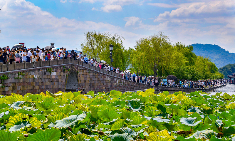 2024年10月4日，杭州西湖景區(qū)迎來國慶假期旅游高峰。