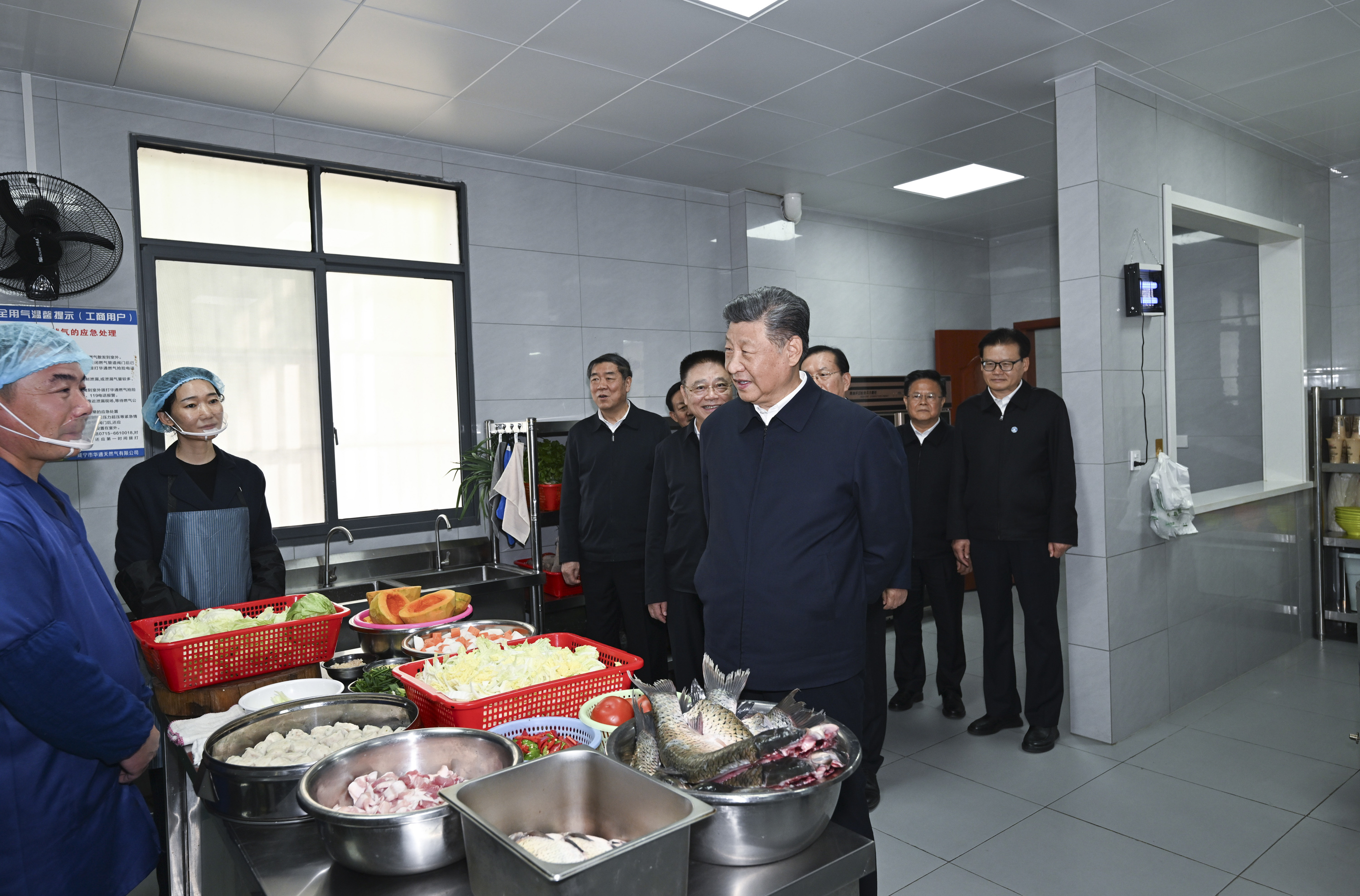2024年11月5日，習(xí)近平總書記在湖北省咸寧市嘉魚縣潘家灣鎮(zhèn)四邑村考察。