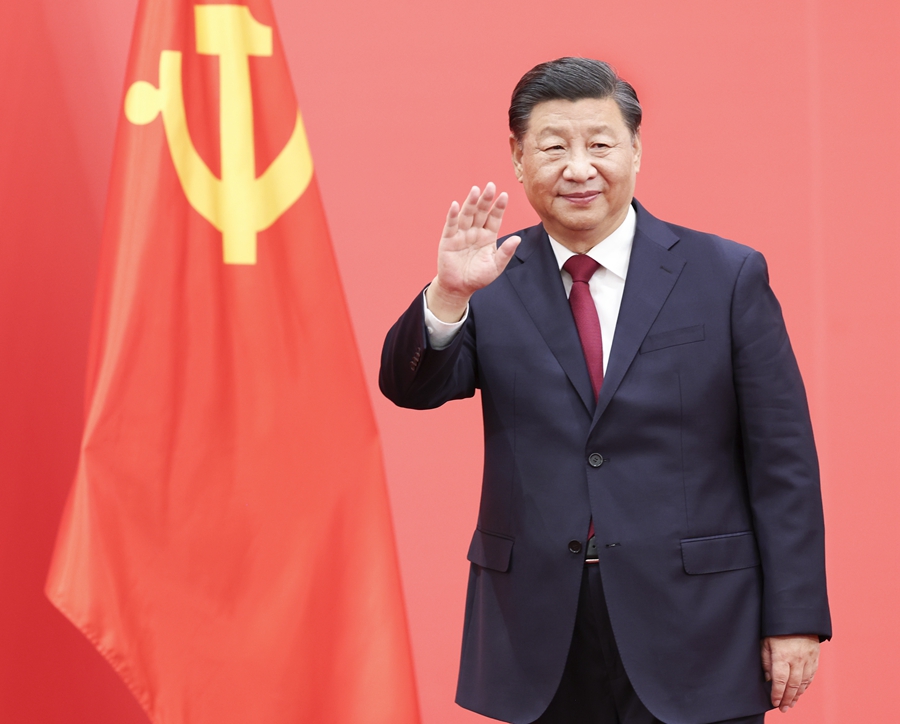 2022年10月23日，習(xí)近平在北京人民大會堂同采訪中共二十大的中外記者親切見面。