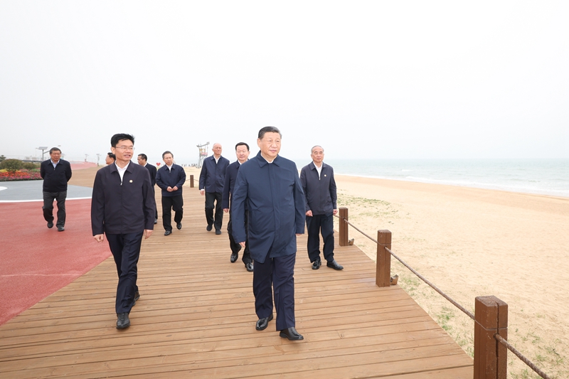 2024年5月22日，習(xí)近平總書記在山東日照陽光海岸綠道考察。