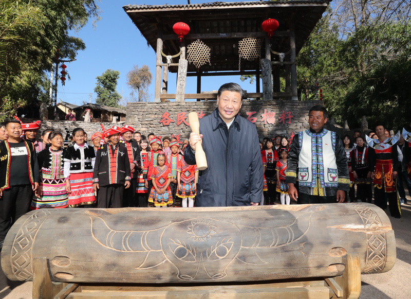 2020年1月19日，習(xí)近平總書記在云南省騰沖市清水鄉(xiāng)三家村中寨司莫拉佤族村廣場上，敲響三聲佤族木鼓，祝福來年風(fēng)調(diào)雨順、國泰民安。