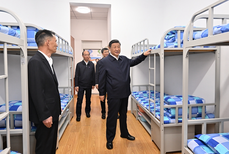 2024年6月18日下午，習(xí)近平總書(shū)記在青海果洛西寧民族中學(xué)宿舍樓察看學(xué)生住宿條件。
