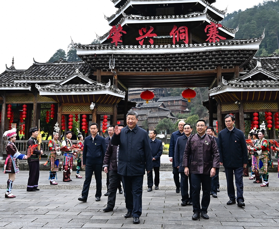 2025年3月17日下午，習近平在黔東南州黎平縣肇興侗寨考察時，在寨門口向身著民族盛裝歡迎的村民揮手致意。新華社記者 燕雁 攝