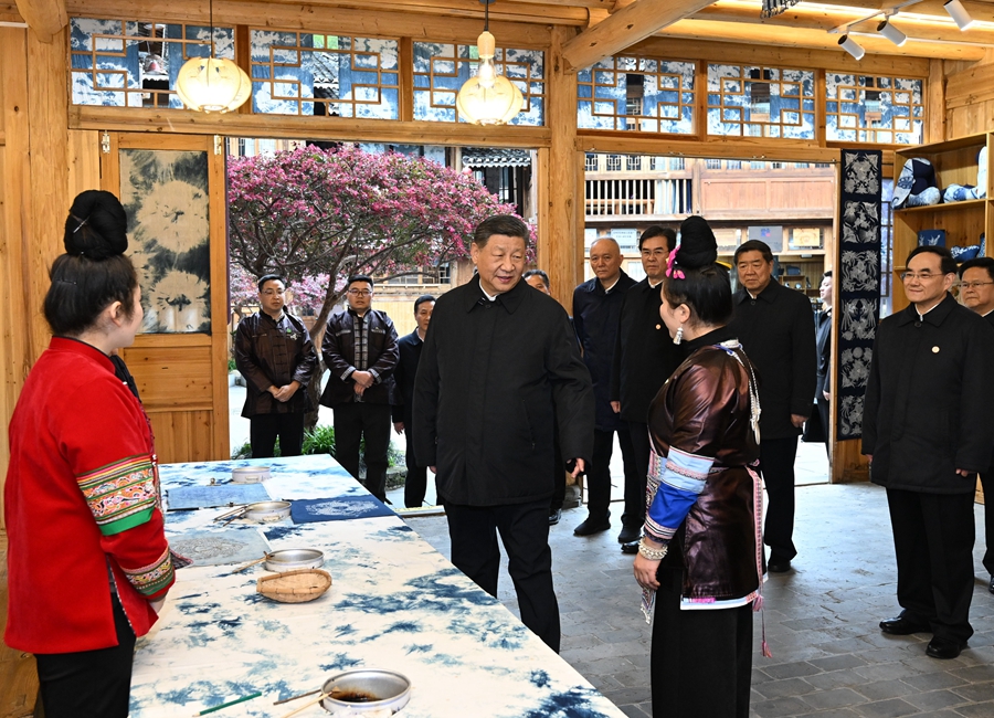 2025年3月17日下午，習近平在黔東南州黎平縣肇興侗寨侗鄉(xiāng)特色產業(yè)基地考察。新華社記者 謝環(huán)馳 攝
