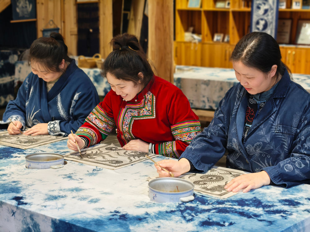 2025年3月14日，村民在肇興侗寨內制作蠟染。圖片來源：新華社