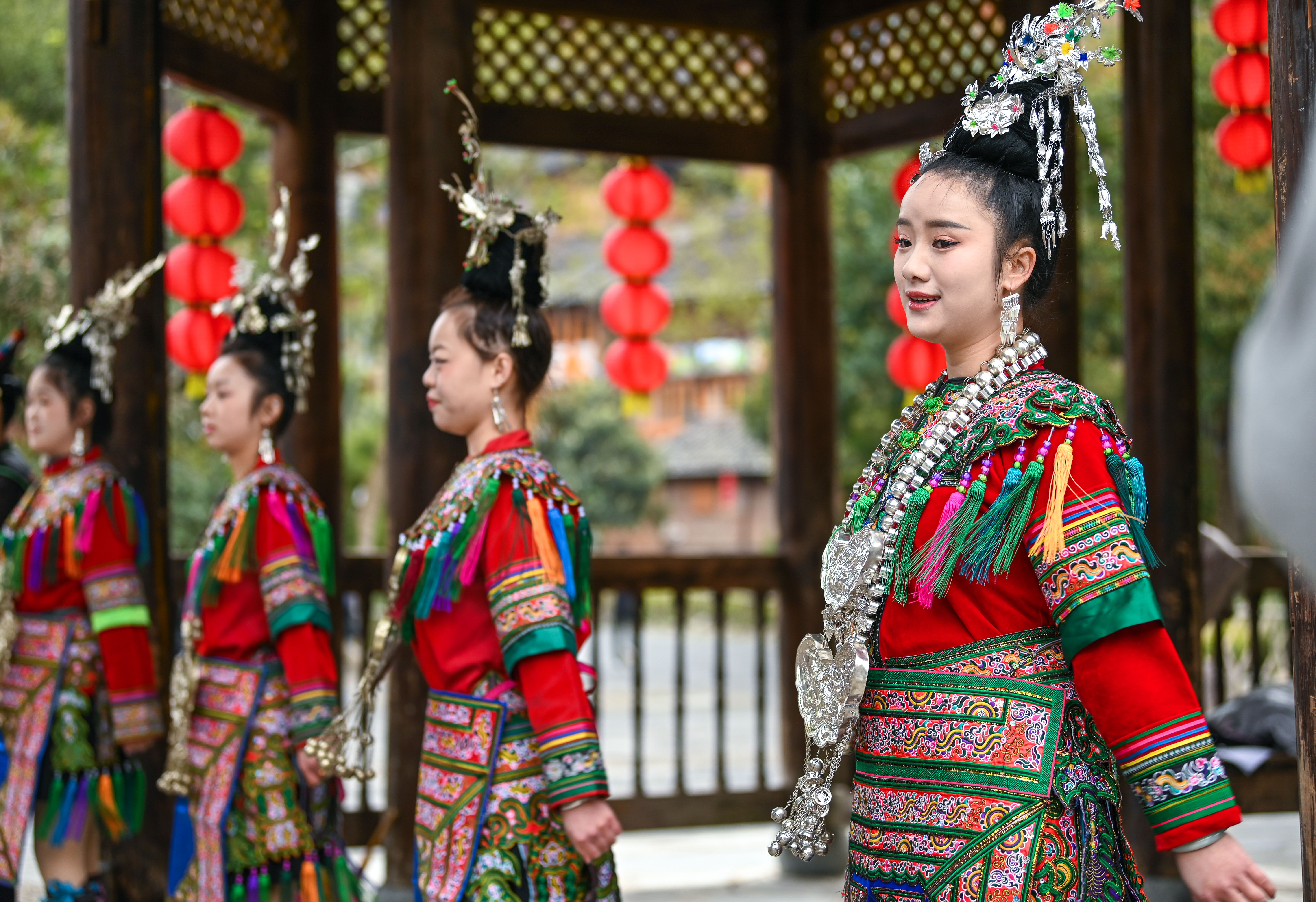  2025年3月18日，侗族群眾在貴州省黎平縣肇興侗寨給游客演唱侗族大歌。