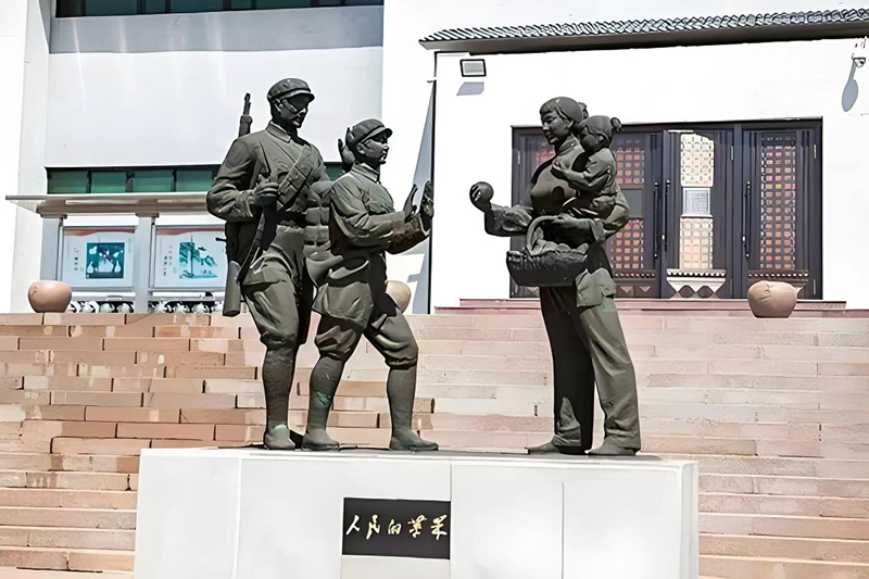 錦州蘋果廉政文化展覽館前的《人民的蘋果》主題雕塑。（由遼沈戰(zhàn)役紀(jì)念館供圖）