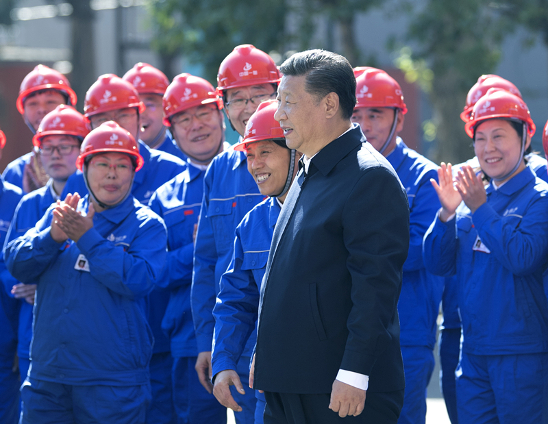2018年9月26日，在中國一重集團(tuán)，習(xí)近平總書記走到工人中間，同大家親切交流。