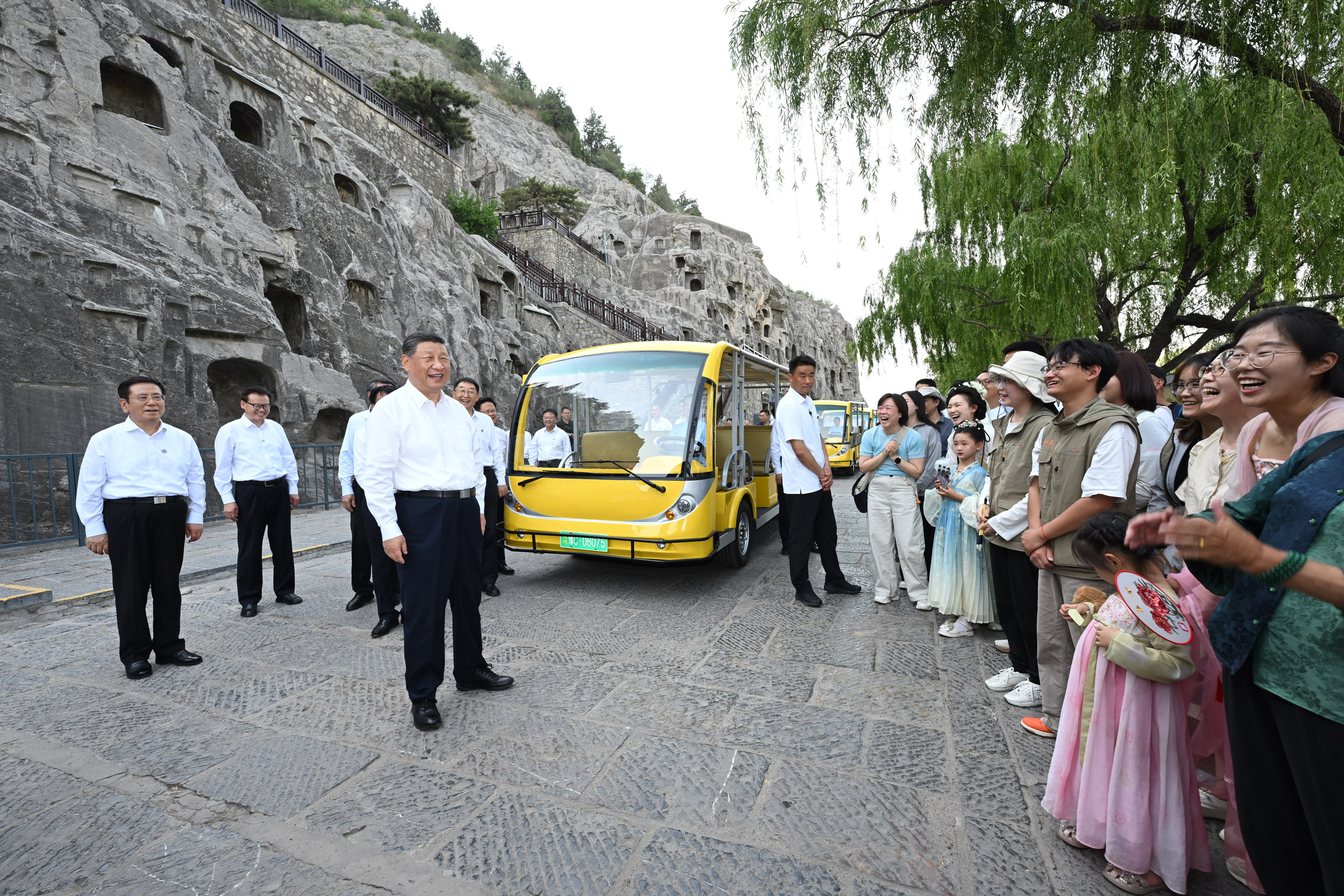 5月19日至20日，中共中央總書記、國(guó)家主席、中央軍委主席習(xí)近平在河南考察。這是19日下午，習(xí)近平在洛陽(yáng)龍門石窟考察時(shí)，同游客親切交流。新華社記者 謝環(huán)馳 攝