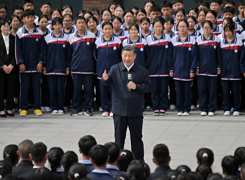 2024年6月18日，習近平總書記在青海果洛西寧民族中學考察時，同師生們親切交流。