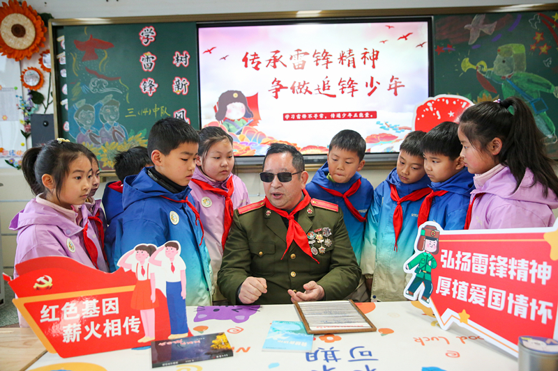 2025年3月3日，江蘇南通如皋市安定小學里，傷殘軍人許波銀在思政小課堂上向學生講述雷鋒故事。