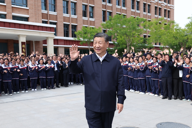 2024年6月18日，習近平總書記在青海果洛西寧民族中學考察時，向師生們揮手致意。
