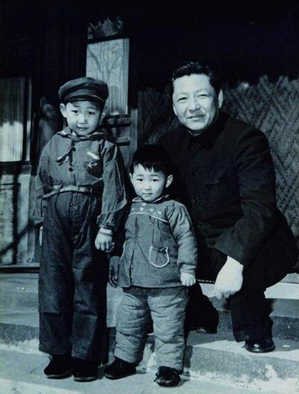 1958年，習(xí)仲勛與兒子習(xí)近平、習(xí)遠(yuǎn)平在一起。